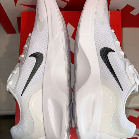 Nike Wearallday Men’s Size 11 US *New with box* White/Black - Picture 6 of 9
